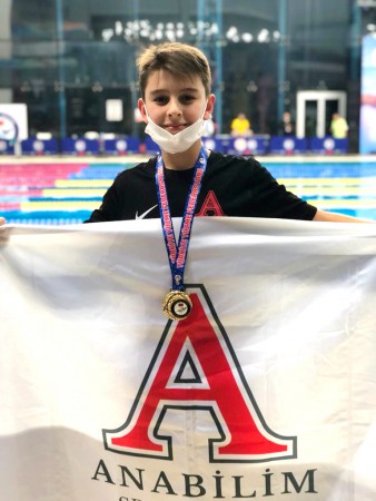 Sporcumuz Efe, yüzmede Türkiye ikincisi oldu